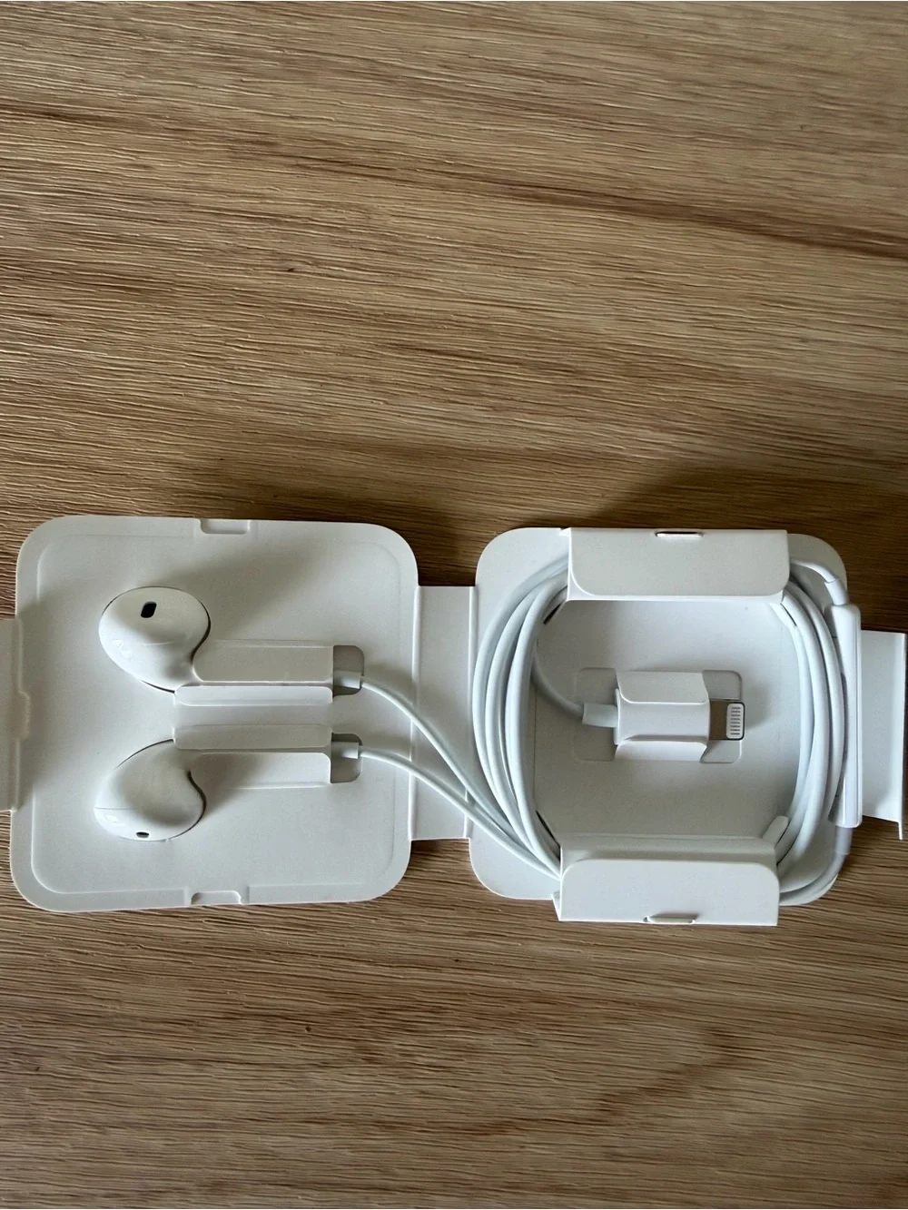 Apple EarPods with lightning connector